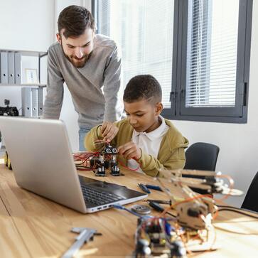 Проектная деятельность в рамках уроков робототехники — это кладезь идей и возможность для детей присоединиться к решению множества реальных, в том числе производственных, проблем.