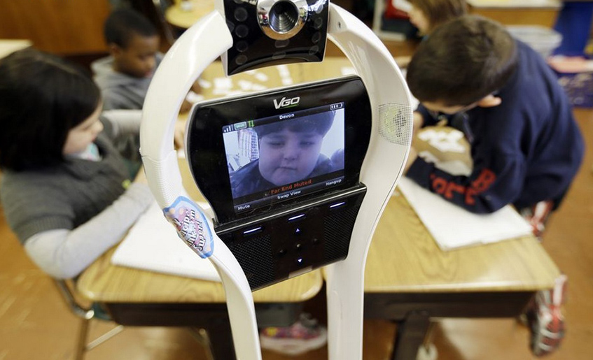   Девон Кэрроу посещает уроки при помощи робота телеприсутствия VGo, Уэст-Сенека, штат Нью-Йорк, США. 